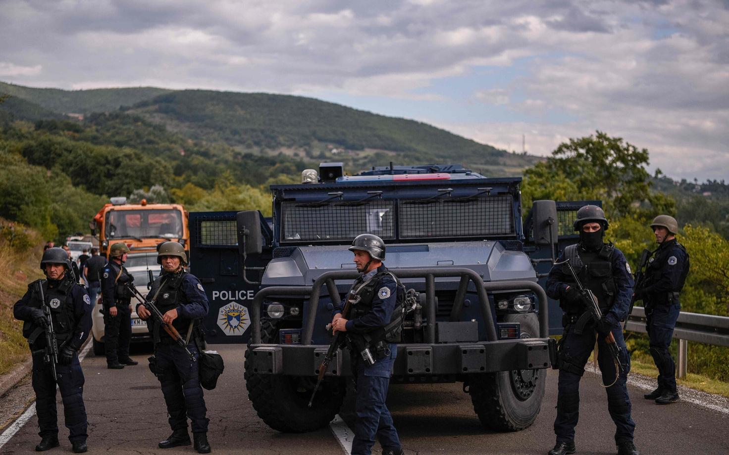 Kosovo politsei eriüksus Serbia piiril.