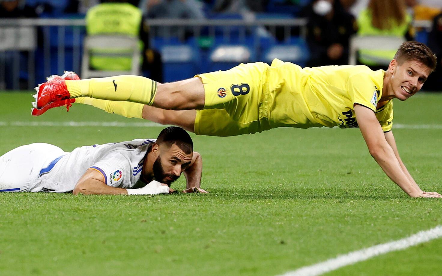 Karim Benzema (valges) ja Juan Foyth (kollases)