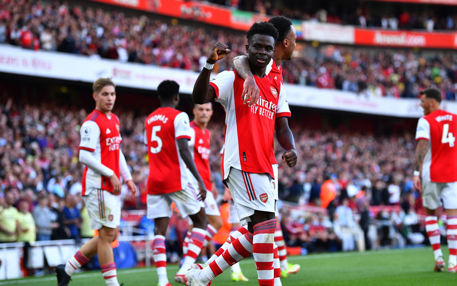 Bukayo Saka (keskel) andis Arsenali võidumängis Tottenhami üle väravasöödu ning sahistas ka ise võrku