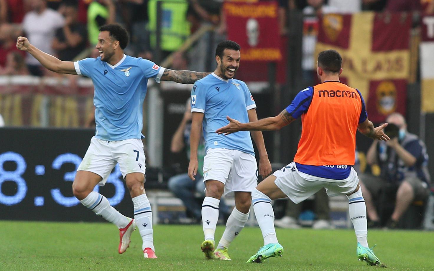 Lazio ääreründaja Pedro (keskel) tähistamas Roma vastu löödud väravat