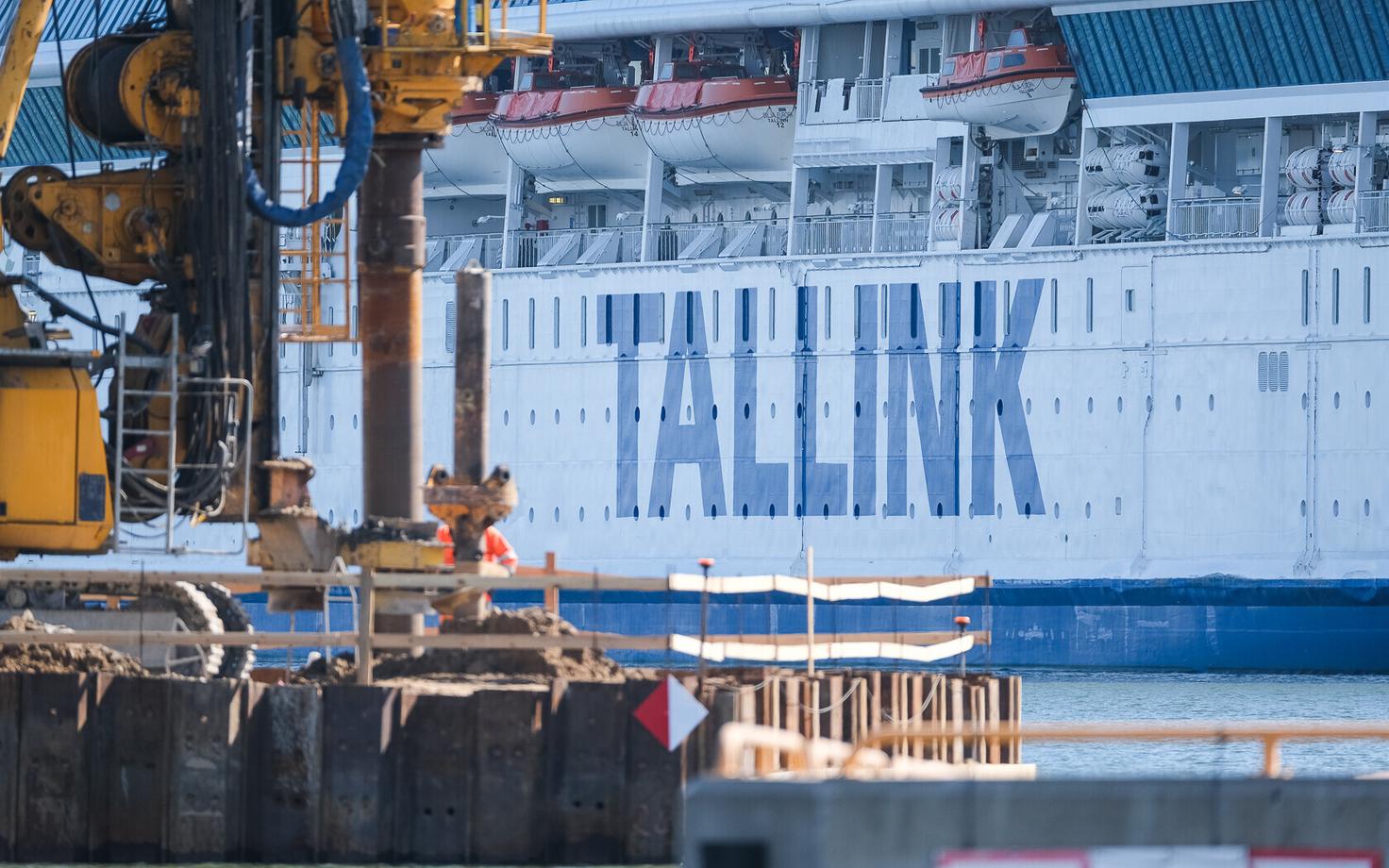 Судно Tallink в порту.
