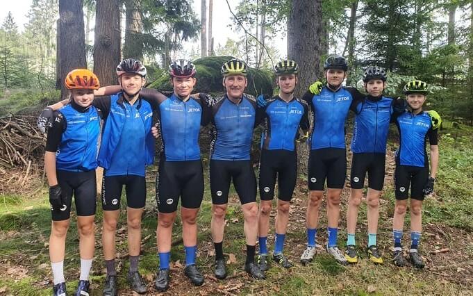 Eesti noorte maastikuratturite koondis koos treener Tarmo Mõttusega