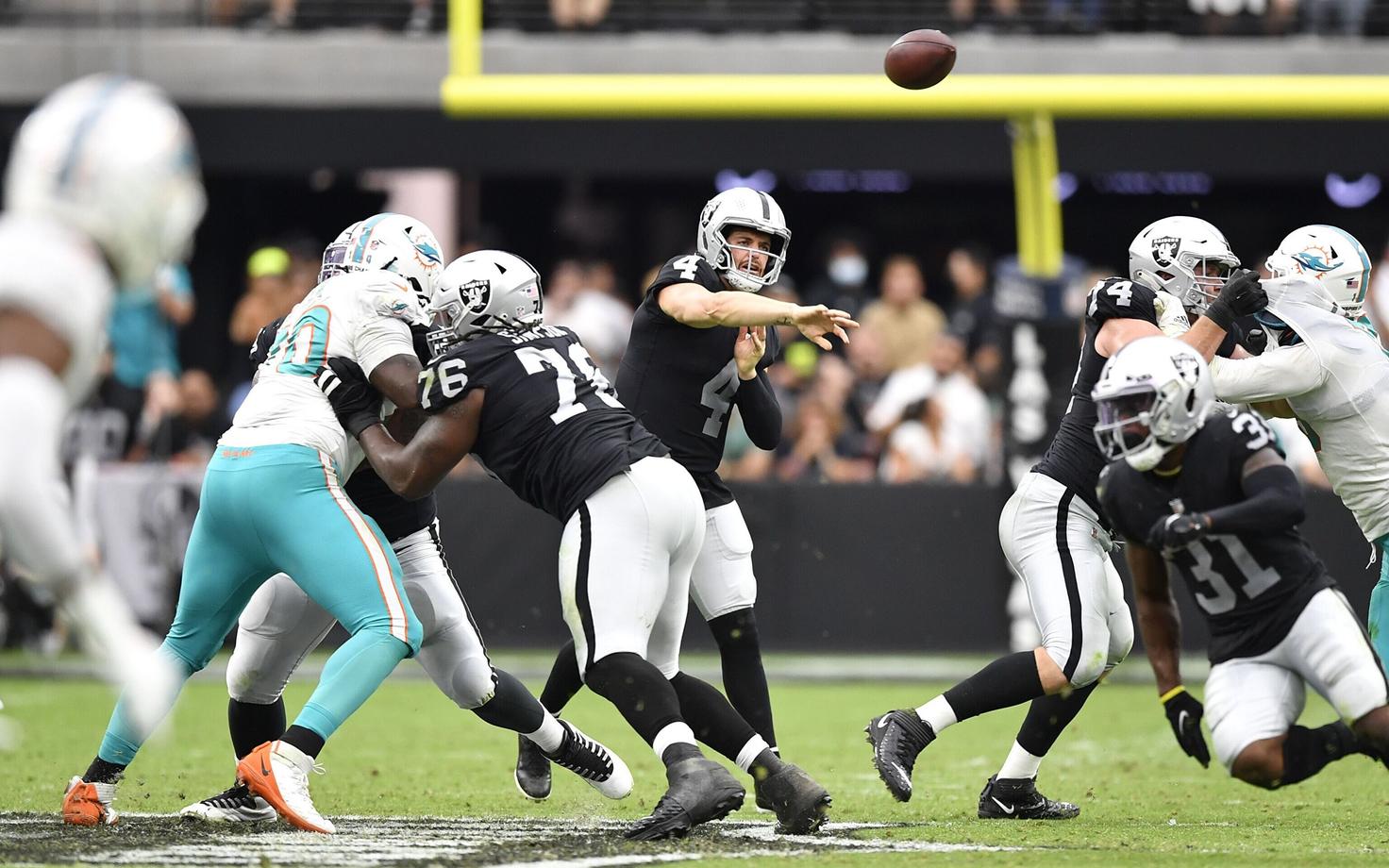 Las Vegas Raiders'i mängujuht Derek Carr (nr. 4, keskel) Miami Dolphins'i vastu