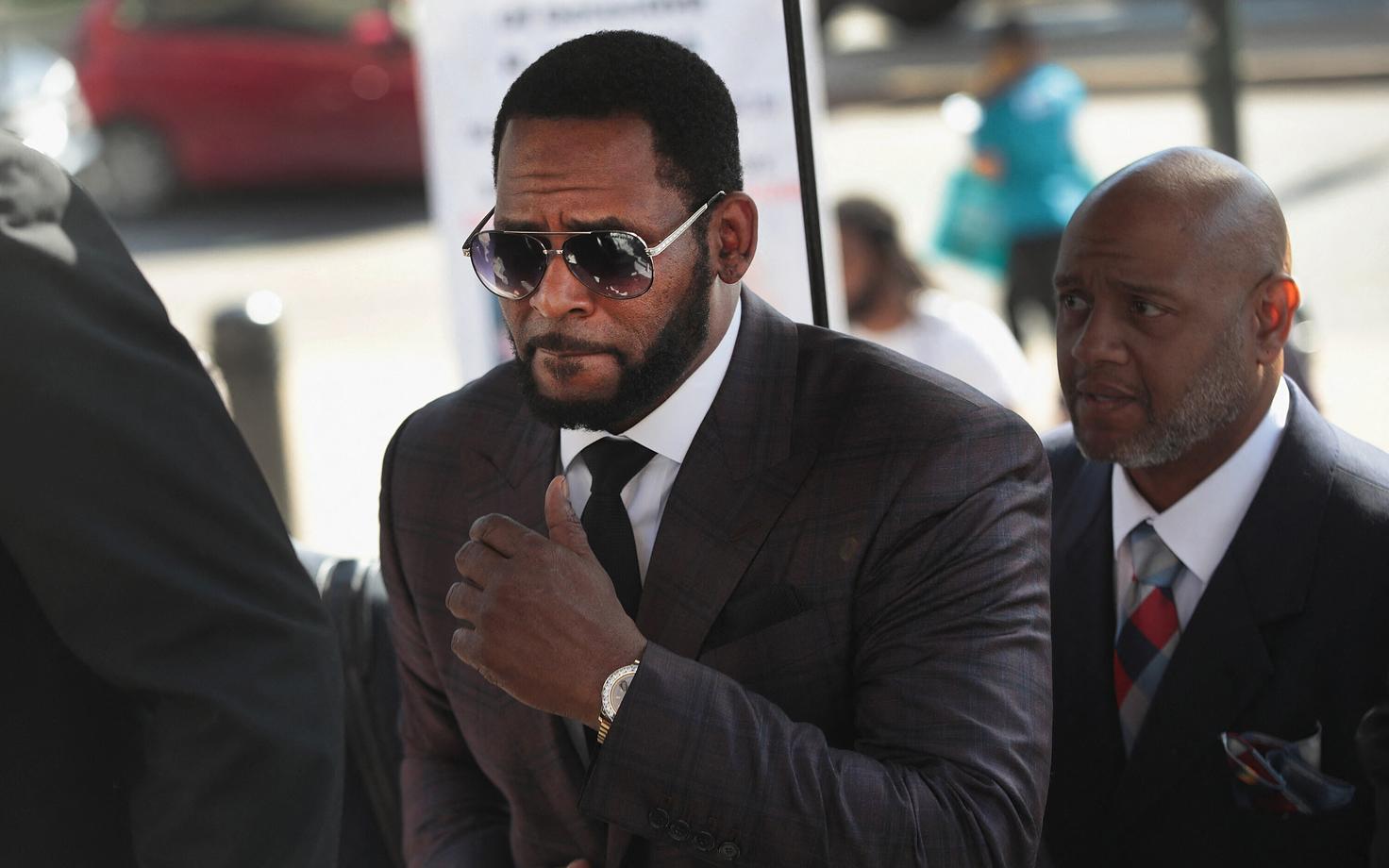 R. Kelly saabumas kohtuistungile 2019. aastal.