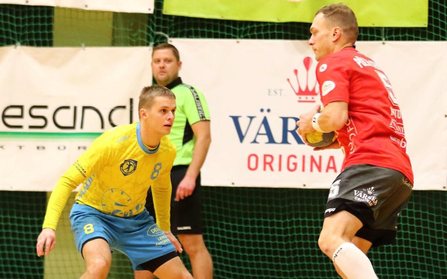 Mikk Varik (vasakul) pidurdamas Põlva Serviti ja rahvuskoondise paremääre Kristjan Muuga rünnakut
