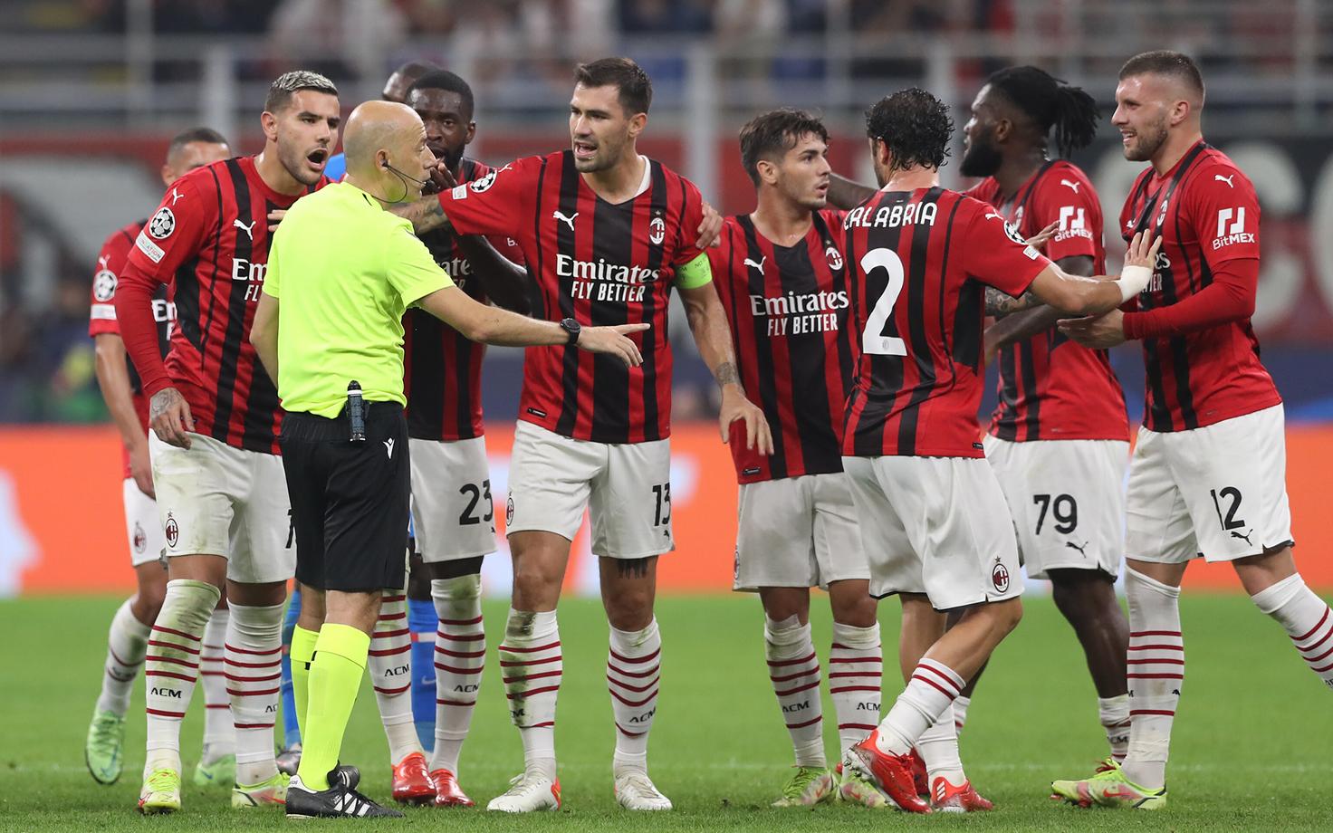 Cüneyt Cakir (kollases) rääkimas Milani mängijatega