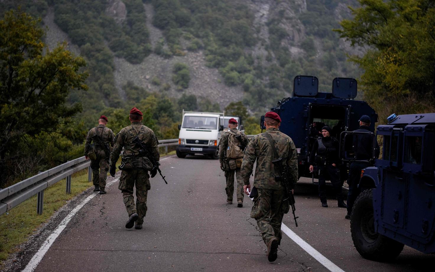 NATO rahuvalvajad ja Kosovo politsei eriüksuslased Kosovo-Serbia piiri lähistel.
