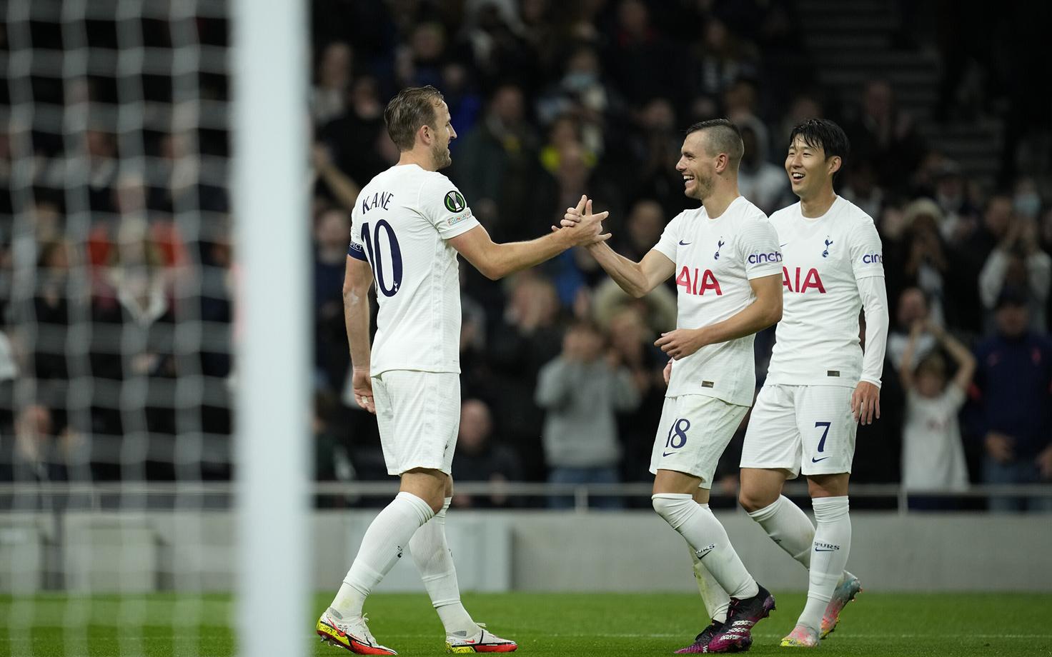 Harry Kane (vasakul) koos Tottenhami meeskonnakaaslastega