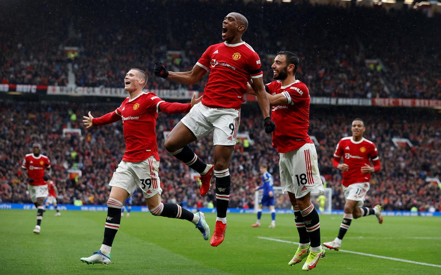 Manchester Unitedi värava autor Anthony Martial (keskel)