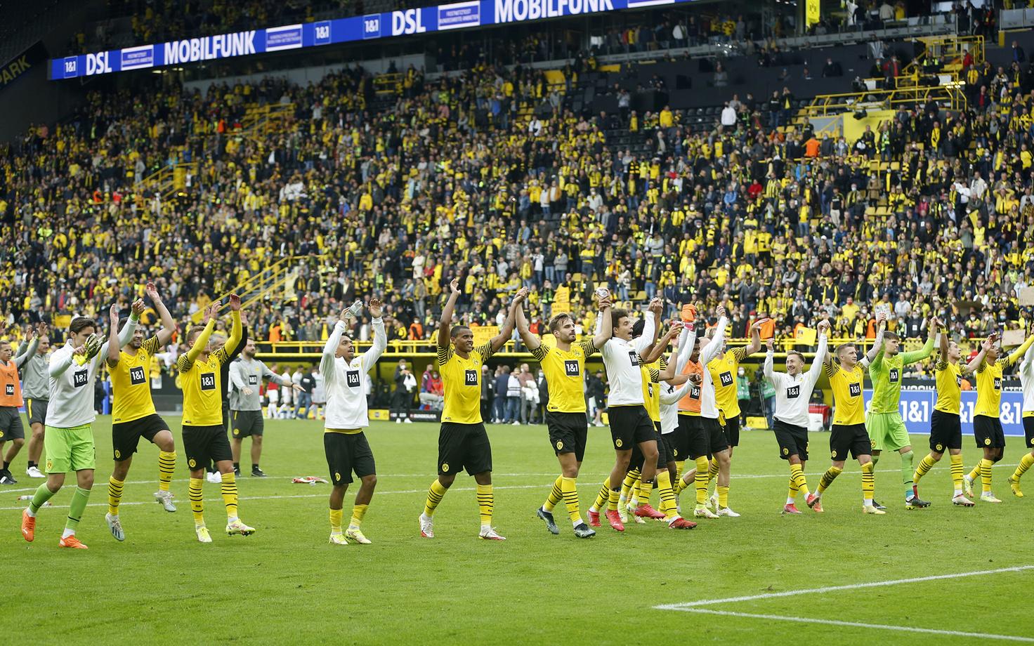 Dortmundi Borussia tähistamas võitu Augsburgi üle