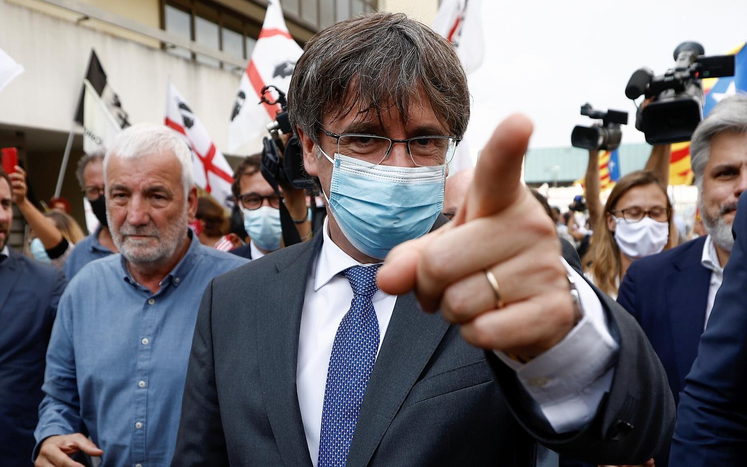 Carles Puigdemont lahkumas Sardiinia kohtumajast.