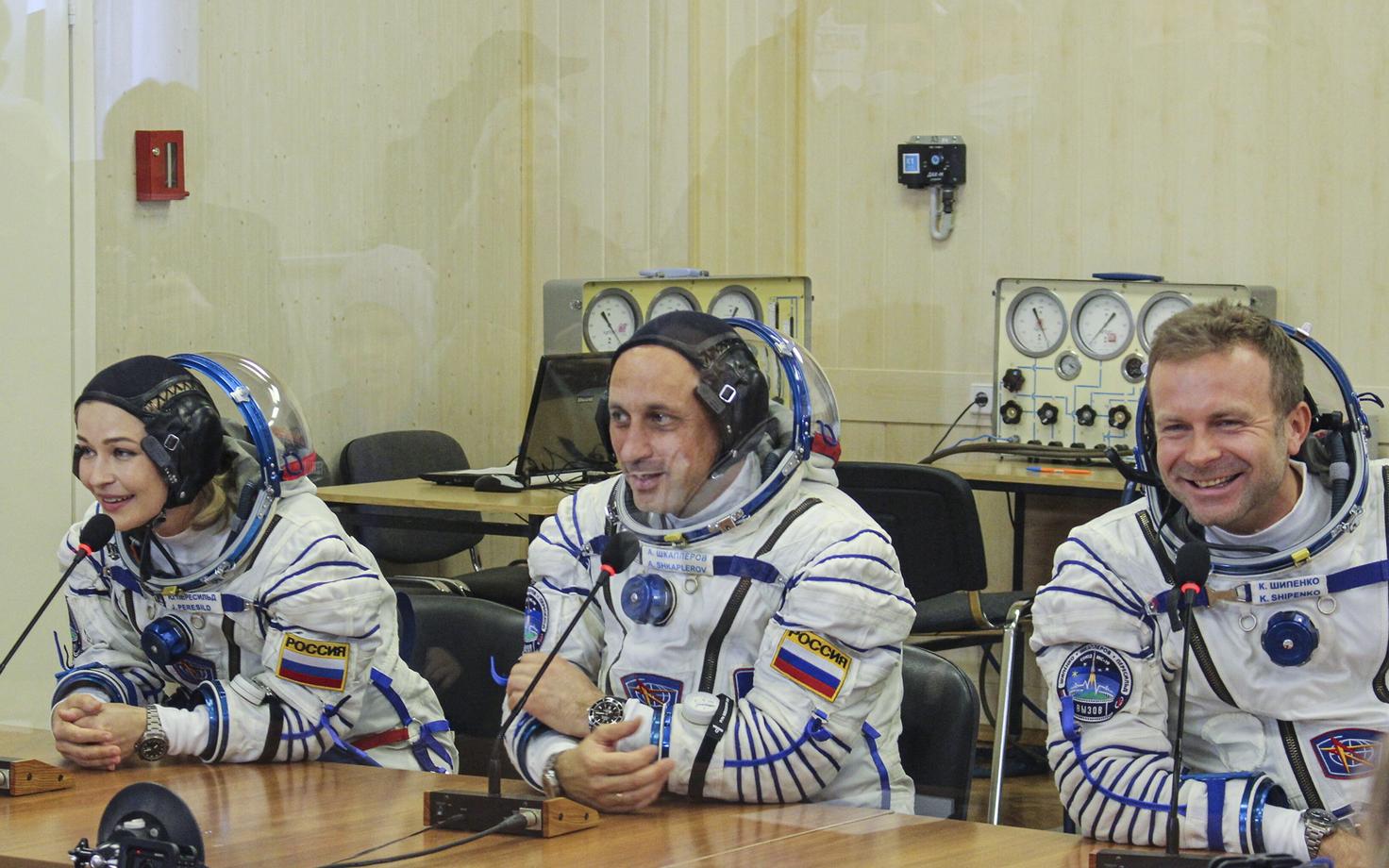 Актриса Юлия Пересильд, командир экипажа космонавт Антон Шкаплеров и режиссер Клим Шипенко перед стартом.