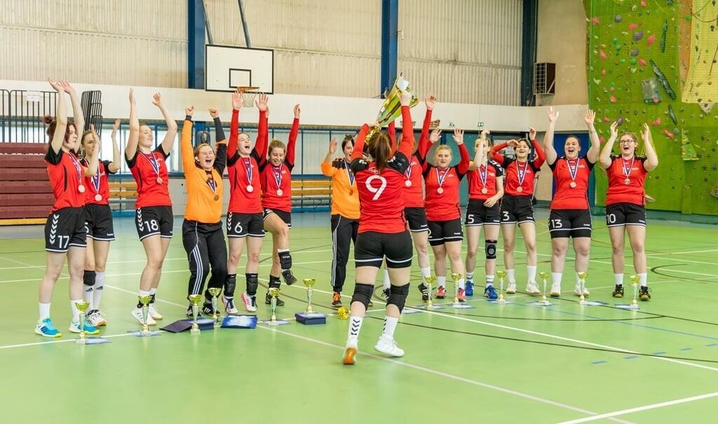 Reval-Sport/Mella tõstmas karikat