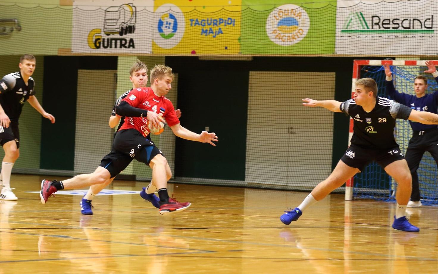 Põlva Serviti mängija Robin Oberg (punases) kohtumises SK Tapa vastu