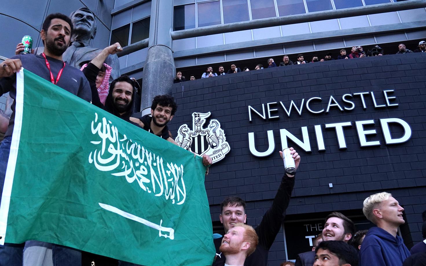 Inimesed Newcastle Unitedi kodustaadioni ees