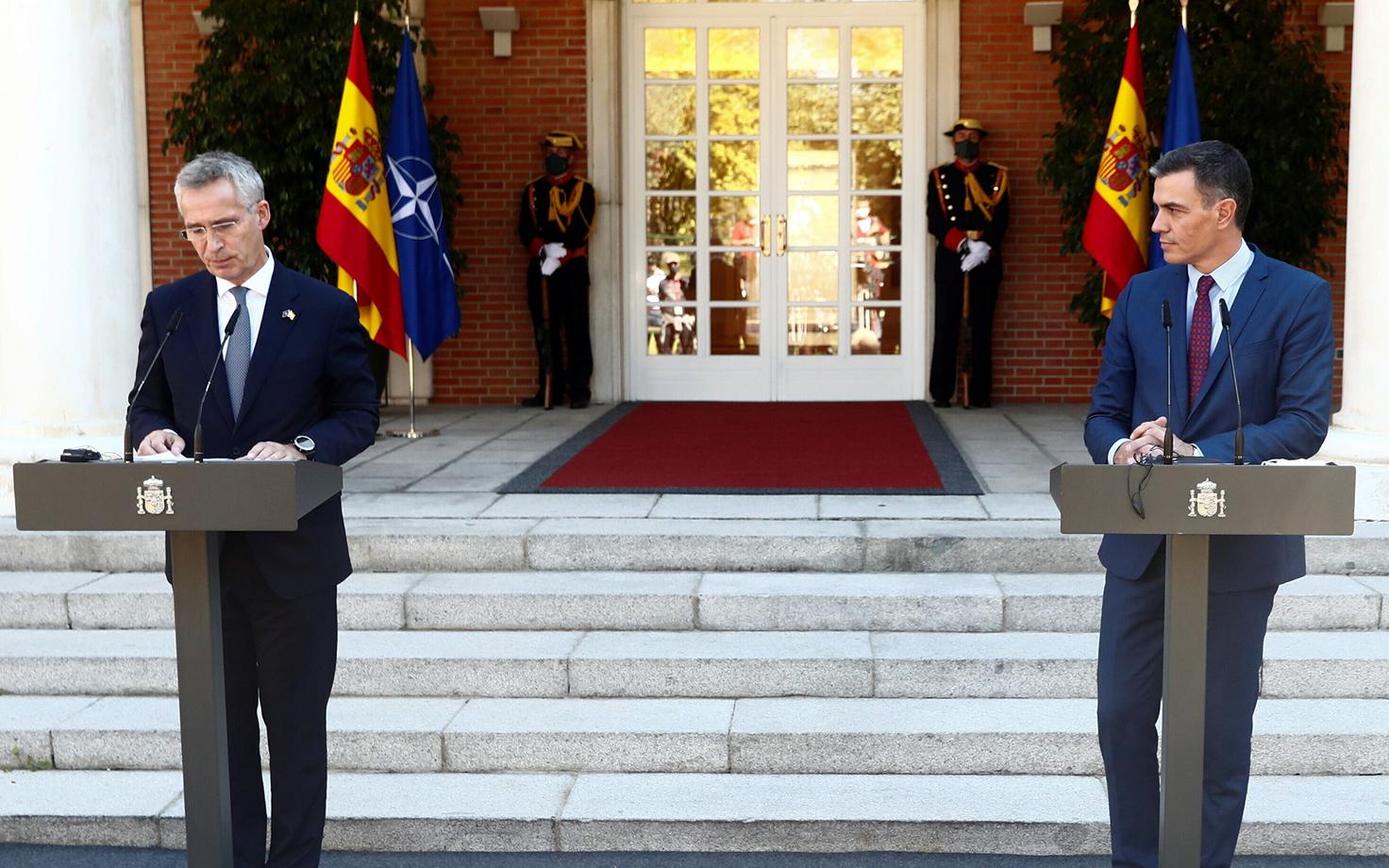 Jens Stoltenberg ja Pedro Sanchez.