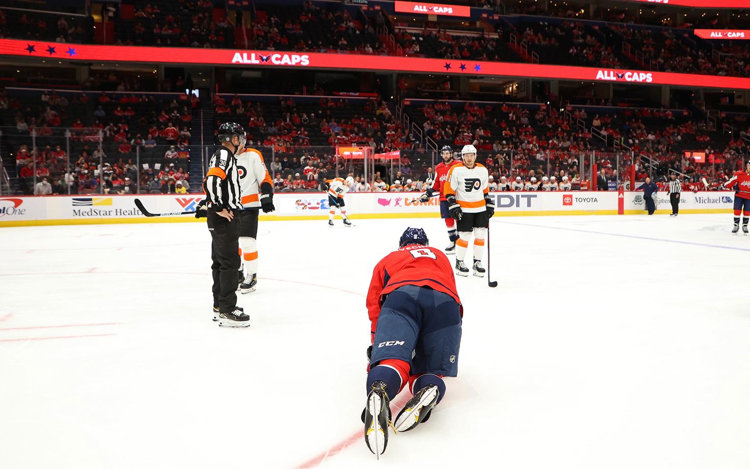 Aleksander Ovetškin (punases) pärast kokkupõrget Philadelphia mängijaga