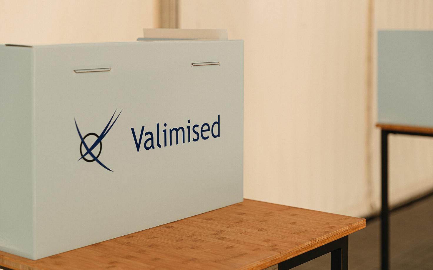 Valimisjaoskond Tallinna keskturu ees