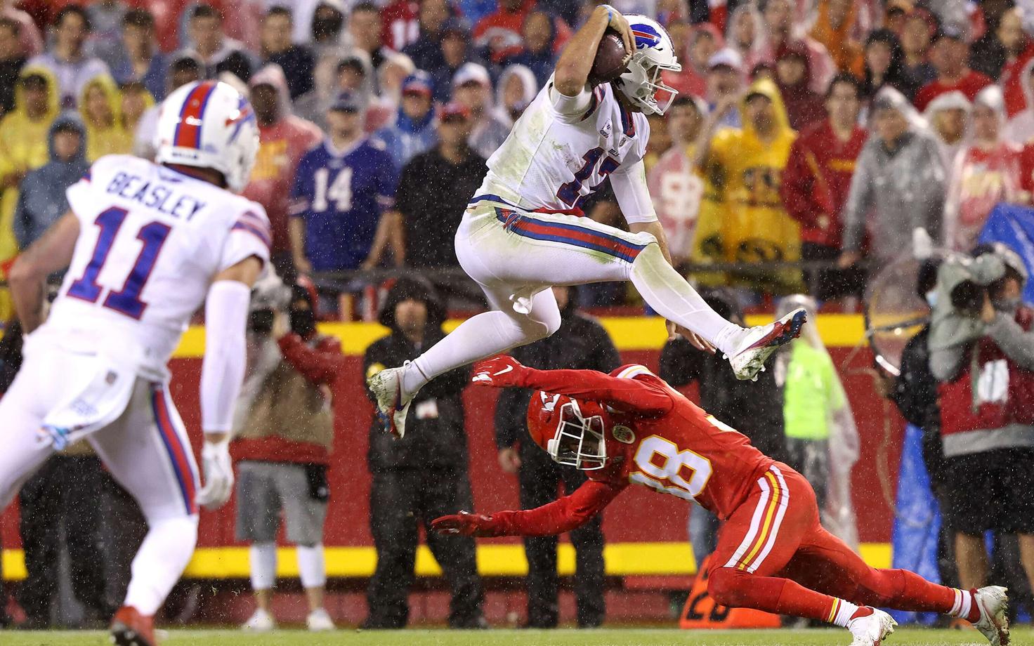 Josh Allen (palliga) hüppamas üle Kansas City kaitsja
