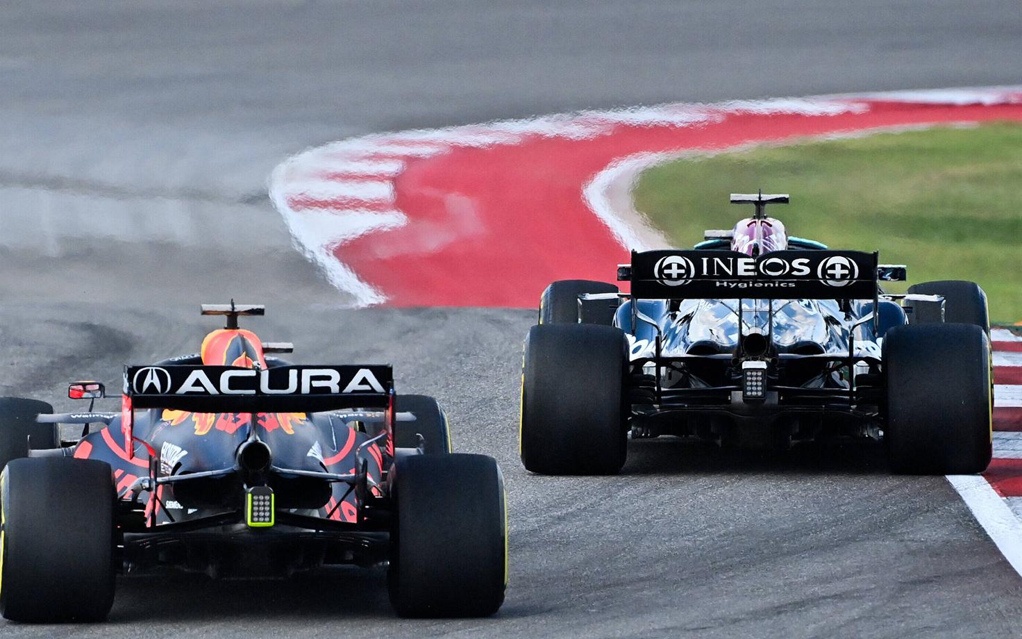 Max Verstappen (vasakul) ja Lewis Hamilton