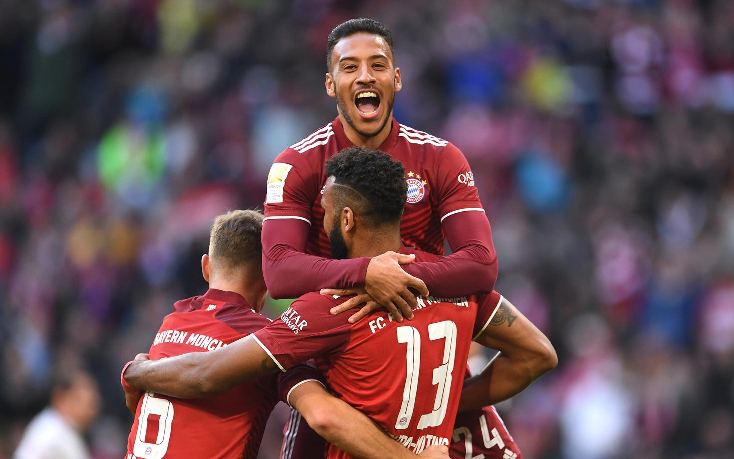 Müncheni Bayerni mängijad väravat tähistamas