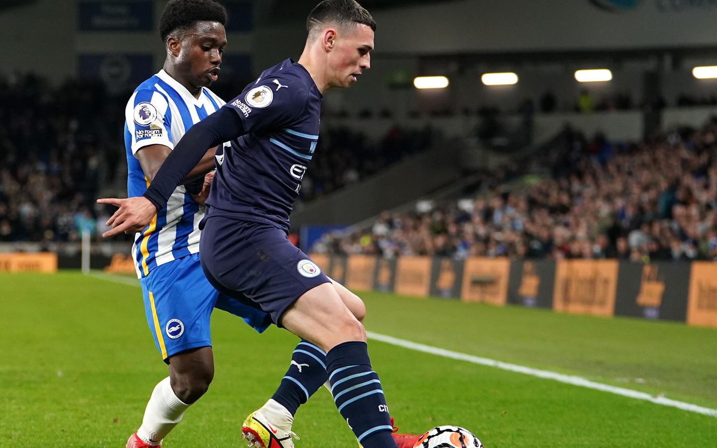 Phil Foden (paremal) Brightoni kaitsja Tariq Lamptey vastu