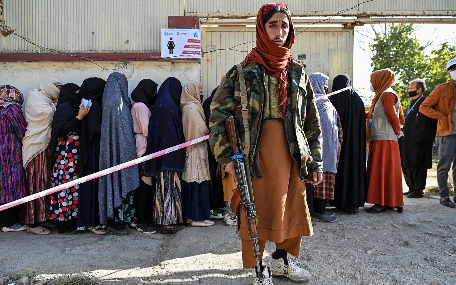 Talibani võitleja valvab rahvuisvahelise toiduabi jagamist Kabulis.