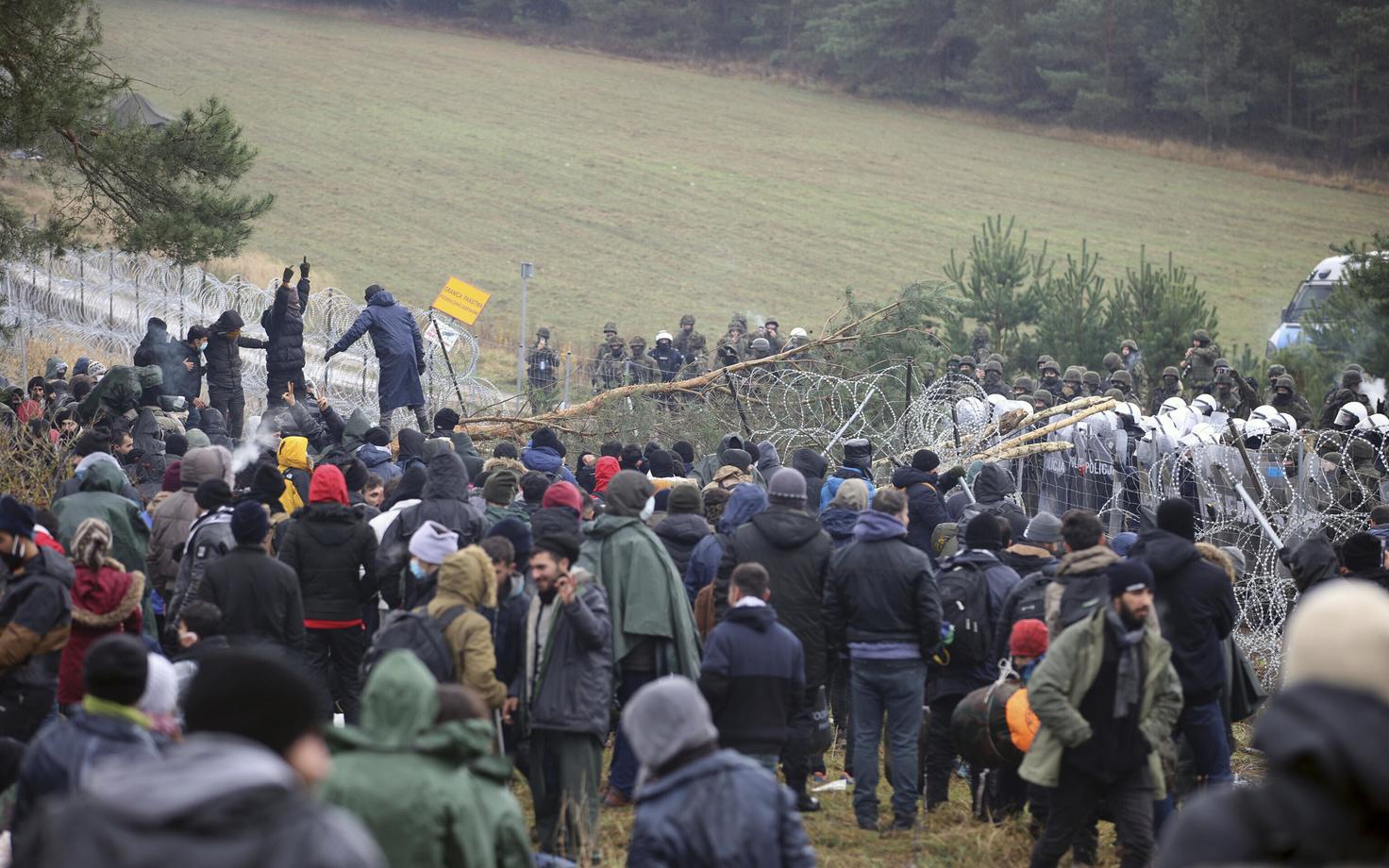 Migrandid Valgevene-Poola piiril.