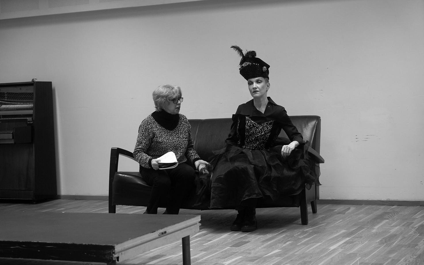 Актрисы Елена Яковлева и Татьяна Космынина. Фото с репетиции спектакля.
