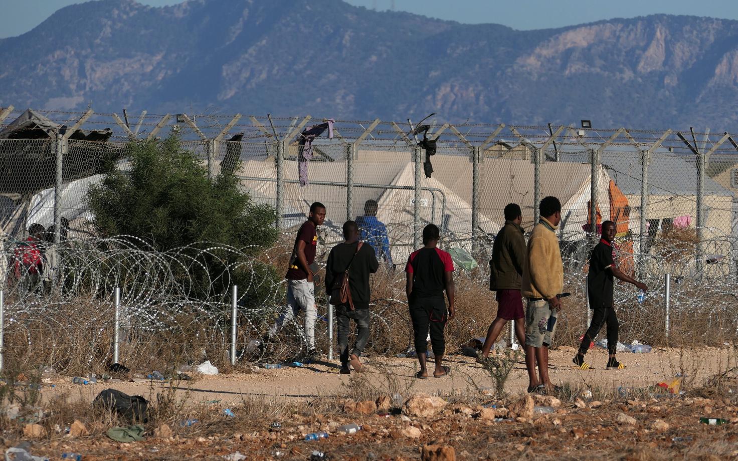 Migrandid Küprosel Kokkinotrimithia Pournara pagulaslaagri juures.