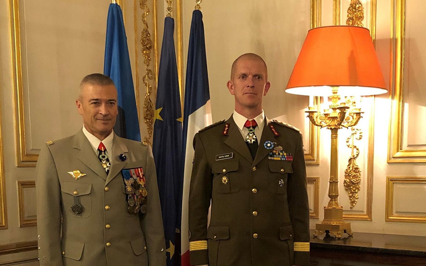 KIndralleitnant Martin Herem (paremal) Auleegioni ordeni üleandmisel.