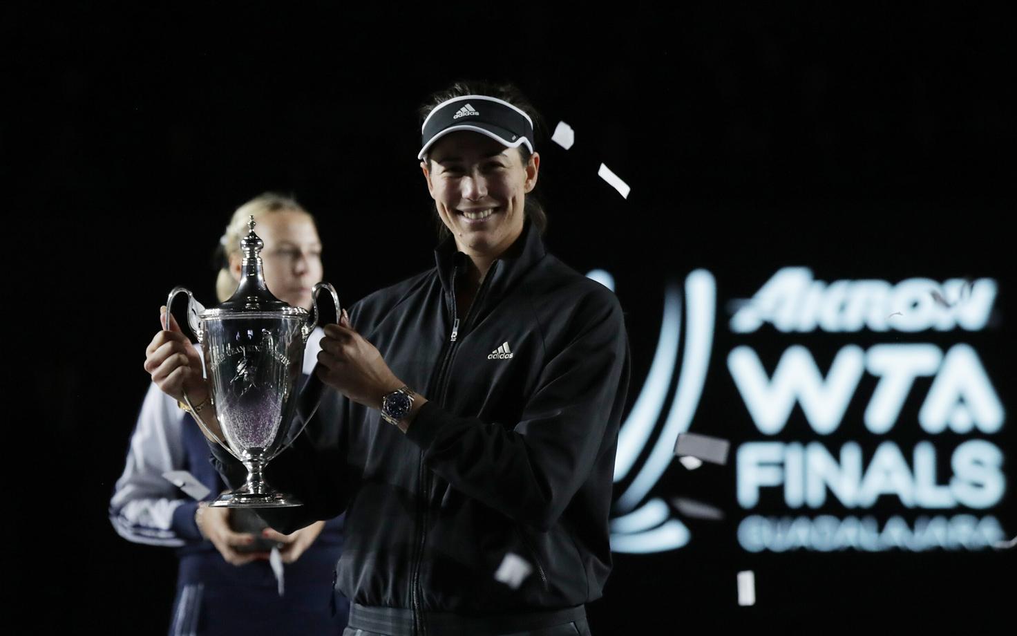 Garbine Muguruza võidukarikaga, tema selja taga Anett Kontaveit.