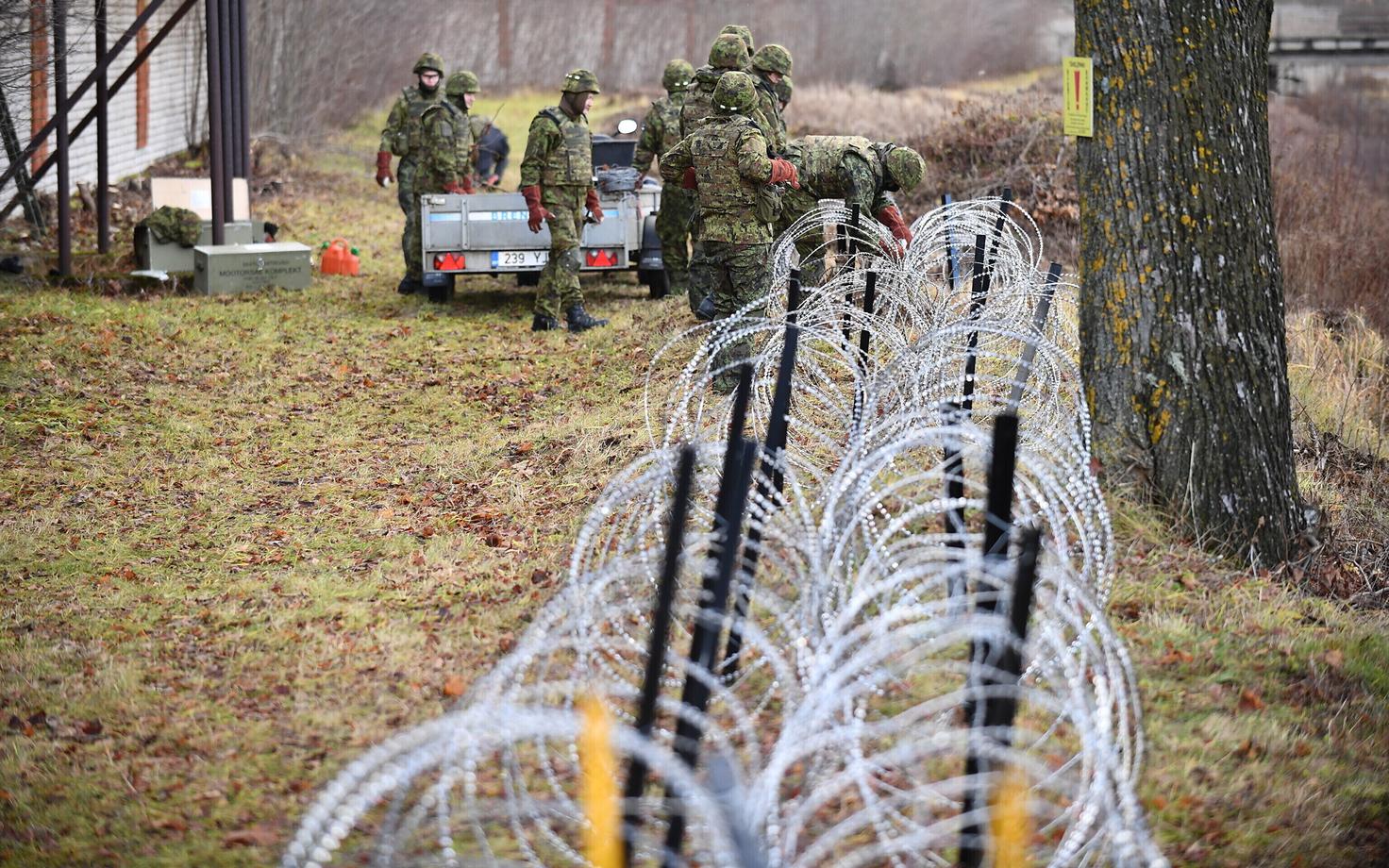 Riigipiirile lõiketraadist tõkke paigaldamine