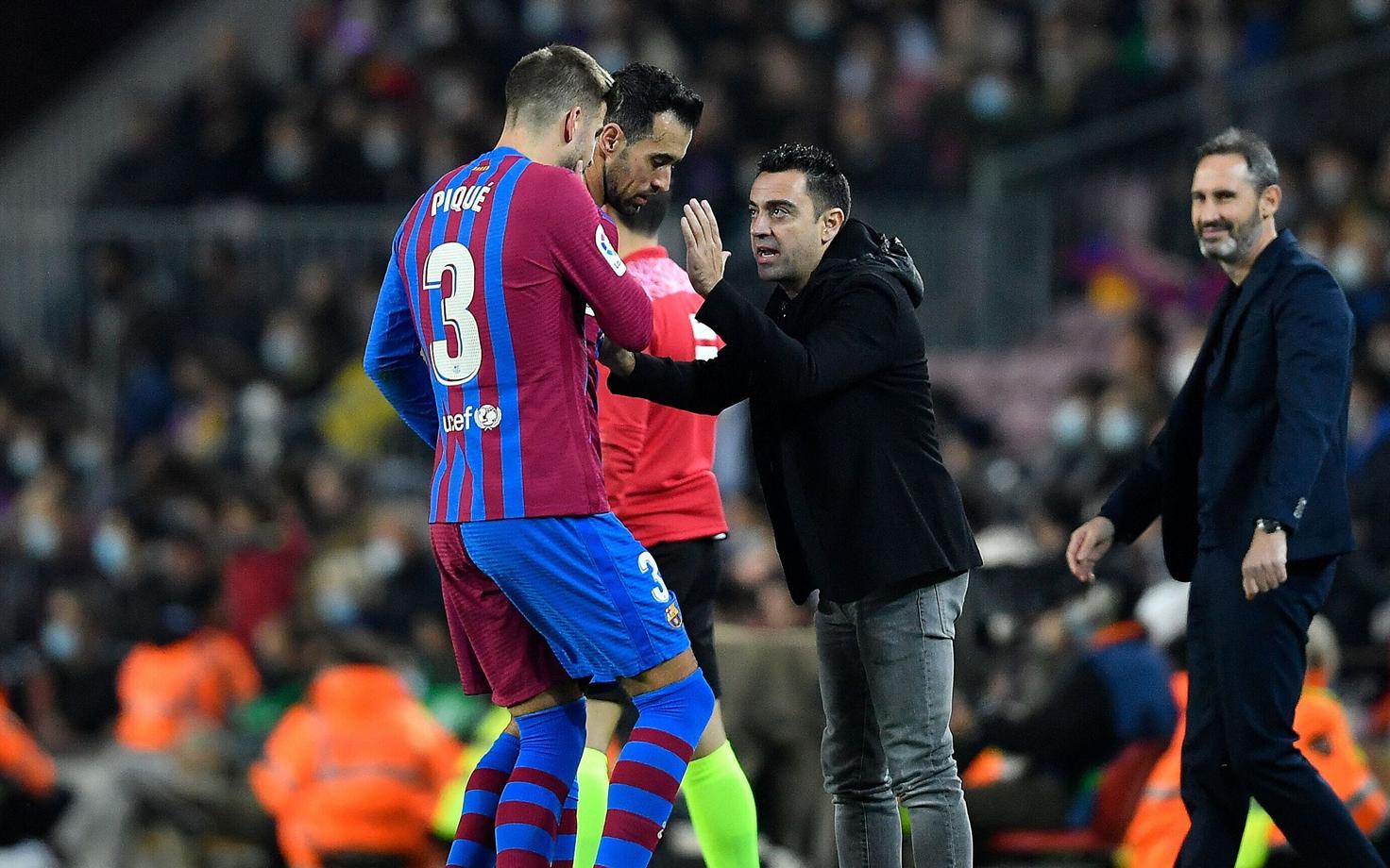 Xavi jagamas juhiseid Gerard Piquele ja Sergio Busquetsile