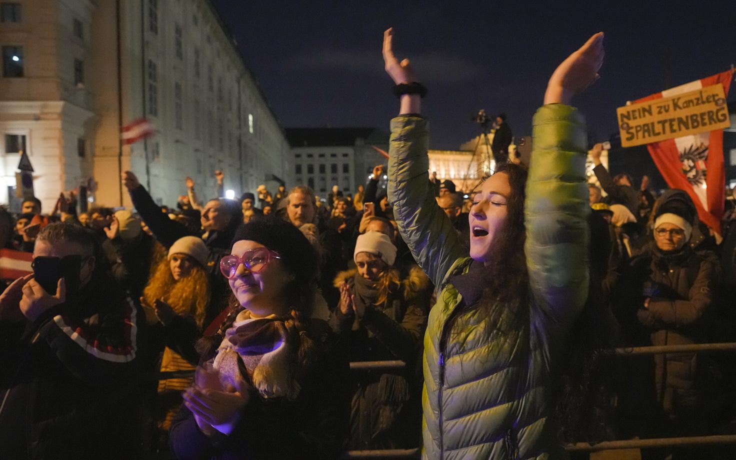 Riigi sulgemise ja koroonapiirangute vastu protestijad Viinis.