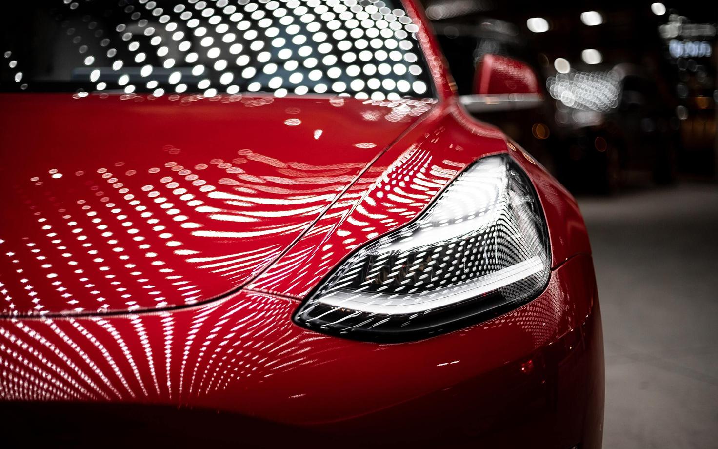 Tesla akud mahutavad energiat umbes 400 kilomeetri läbimiseks, aga keskmine ööpäevane sõit on umbes 50 kilomeetrit.