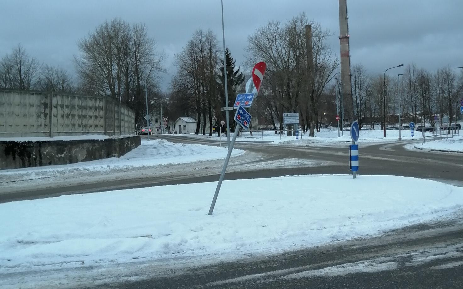 Поврежденный столб.