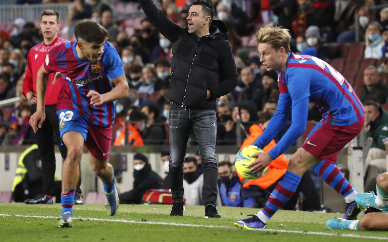 Xavi (keskel) ja Barcelona mängijad