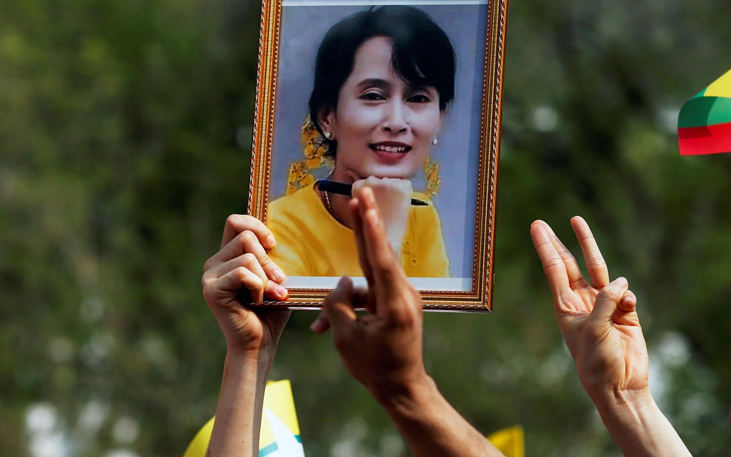 Meeleavaldajad Suu Kyi pildiga.
