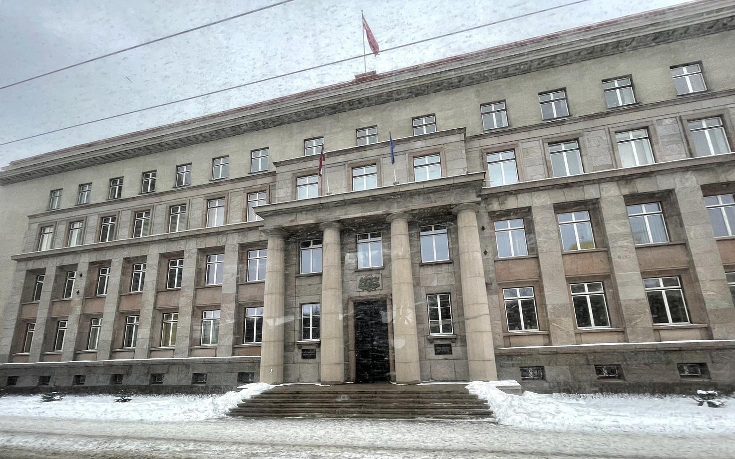 Правительственное здание в центре Риги.