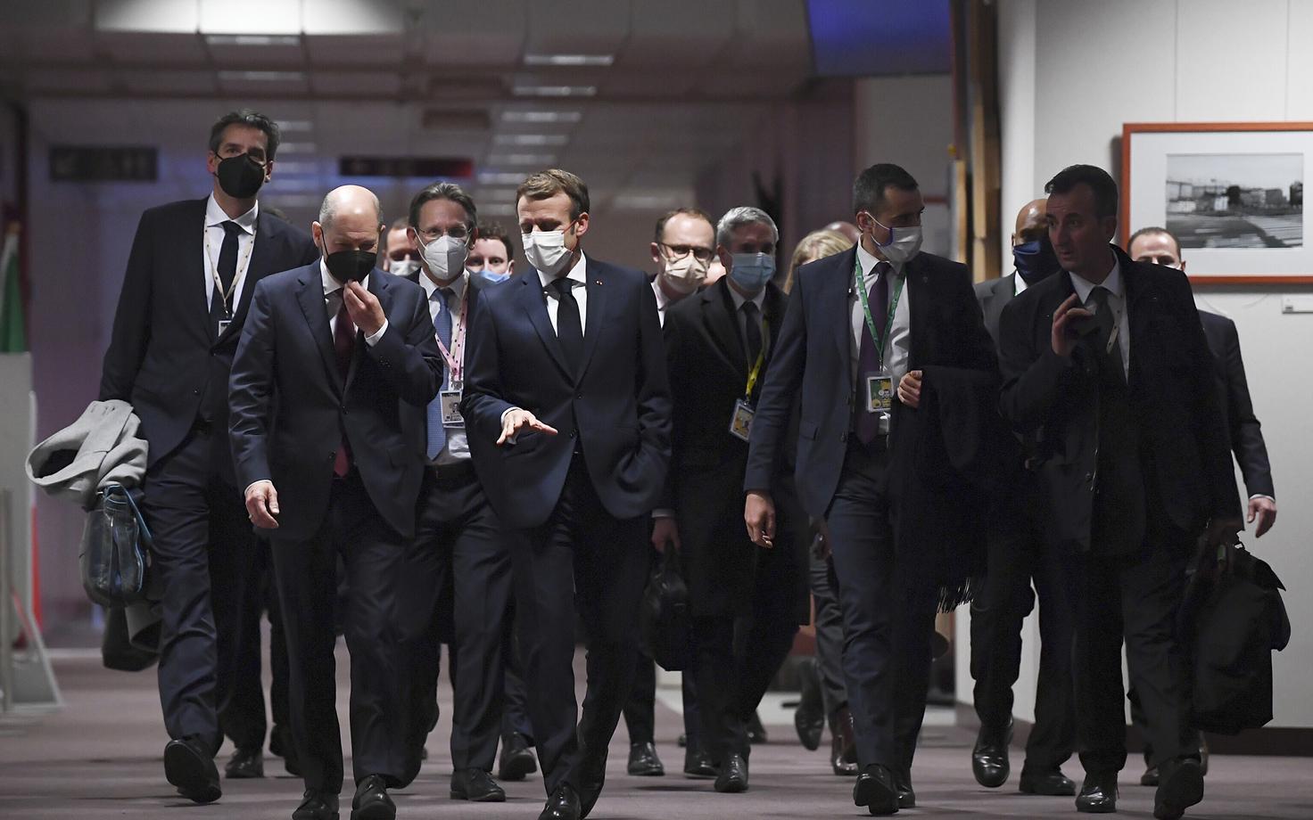 Olaf Scholz ja Emmanuel Macron ülemkogu vaheajal.