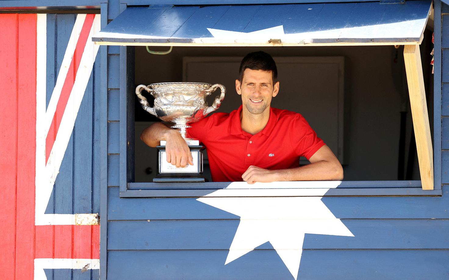 Novak Djokovic Austraalia lahtistel võidetud karikaga
