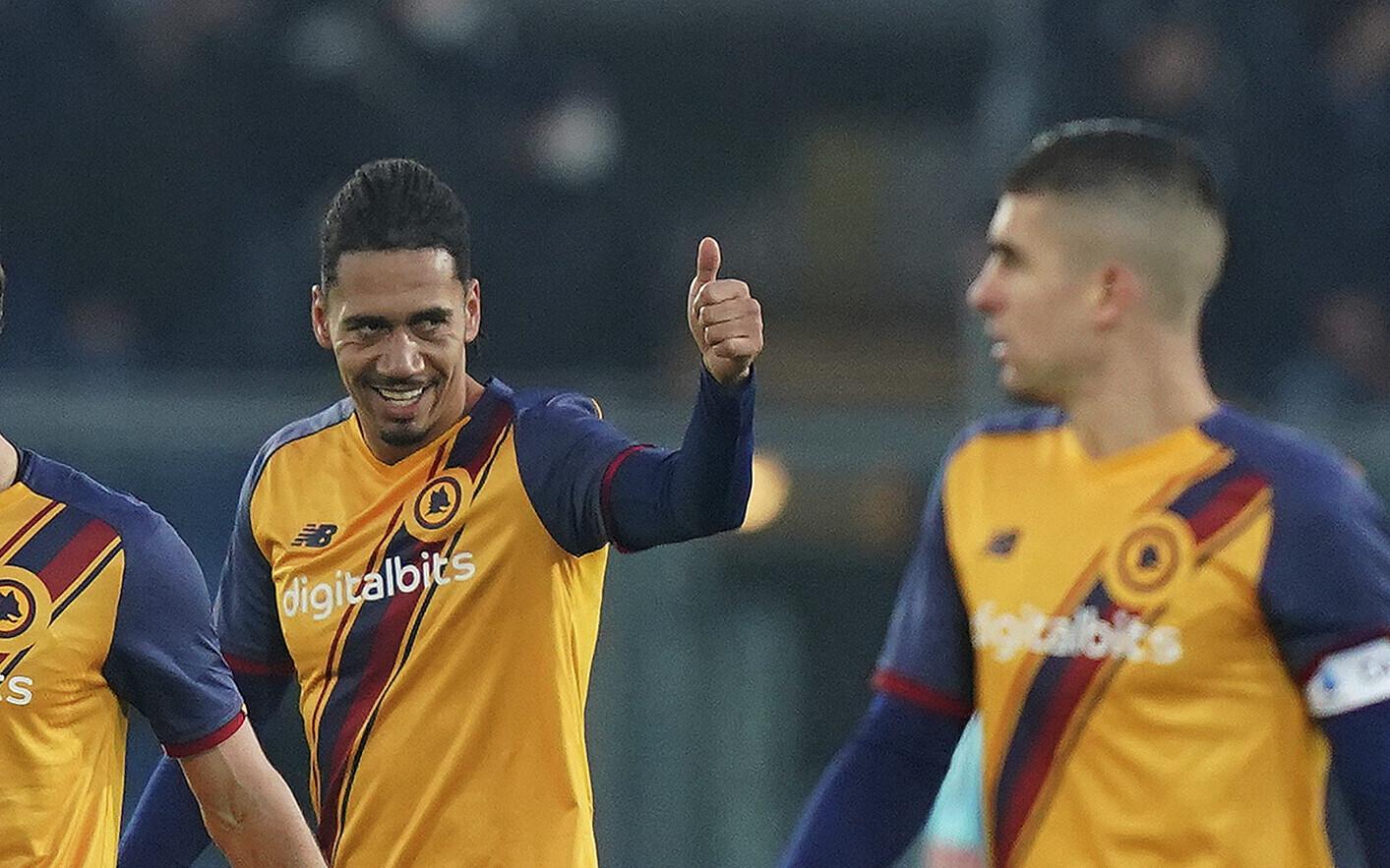Roma kolmanda värava autor Chris Smalling (tagaplaanil)