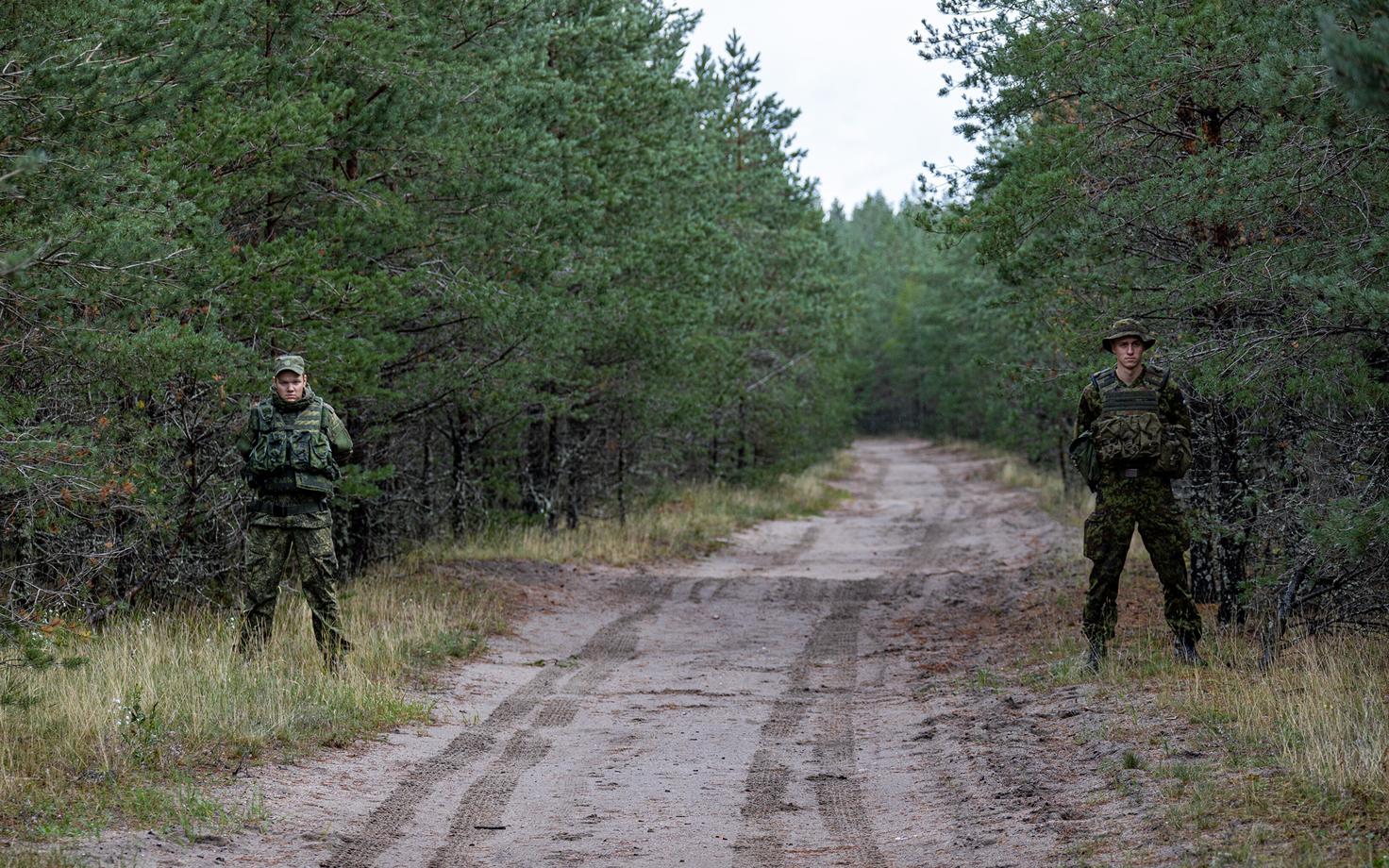 Venemaa uues välivormis Ratnik sõdur (vasakul) ja Eesti välivormis sõdur (paremal).