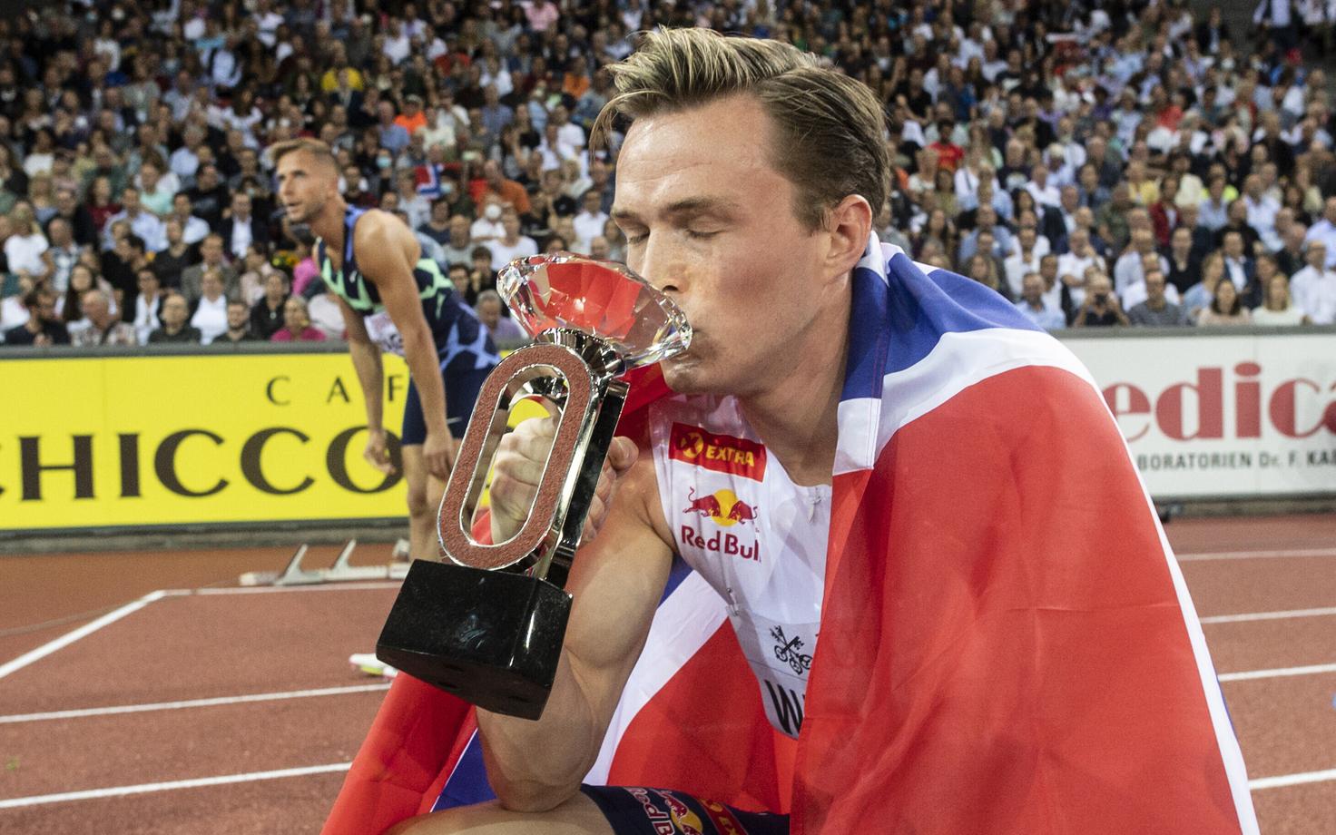 Aasta meeskergejõustiklaseks valitud Karsten Warholm (esiplaanil) Teemantliiga finaaletapil, Rasmus Mägi (tagaplaanil)