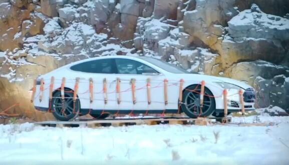 Автомобиль Tesla за несколько минут до взрыва.