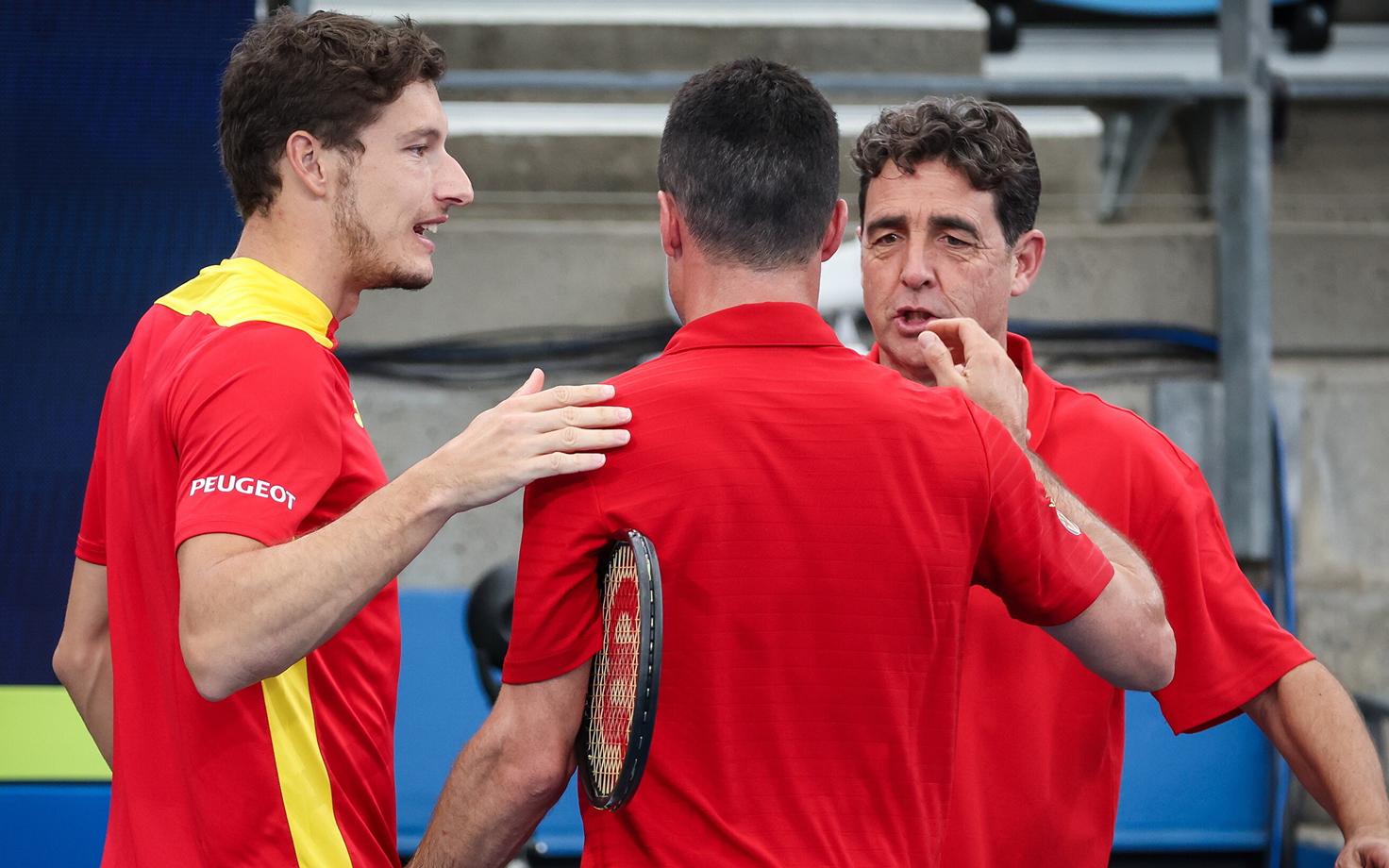 Pablo Carreno Busta (vasakul) ja Roberto Bautista Agut koos Hispaania kapteni Tomas Carbonelliga