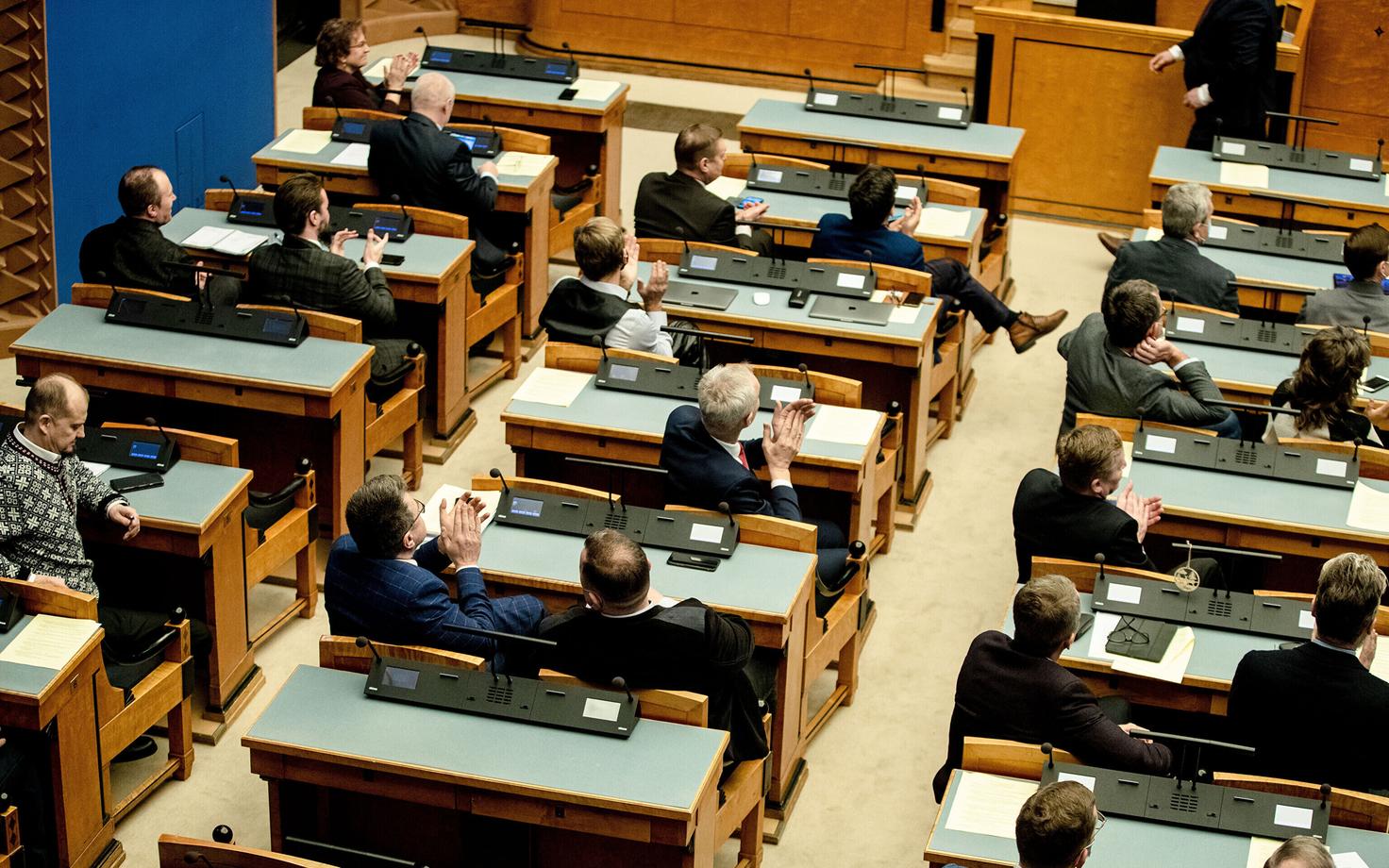 Kahes vasakpoolses pingireas istuvad opositsioonisaadikud, paremal pool Reformierakonna fraktsioon