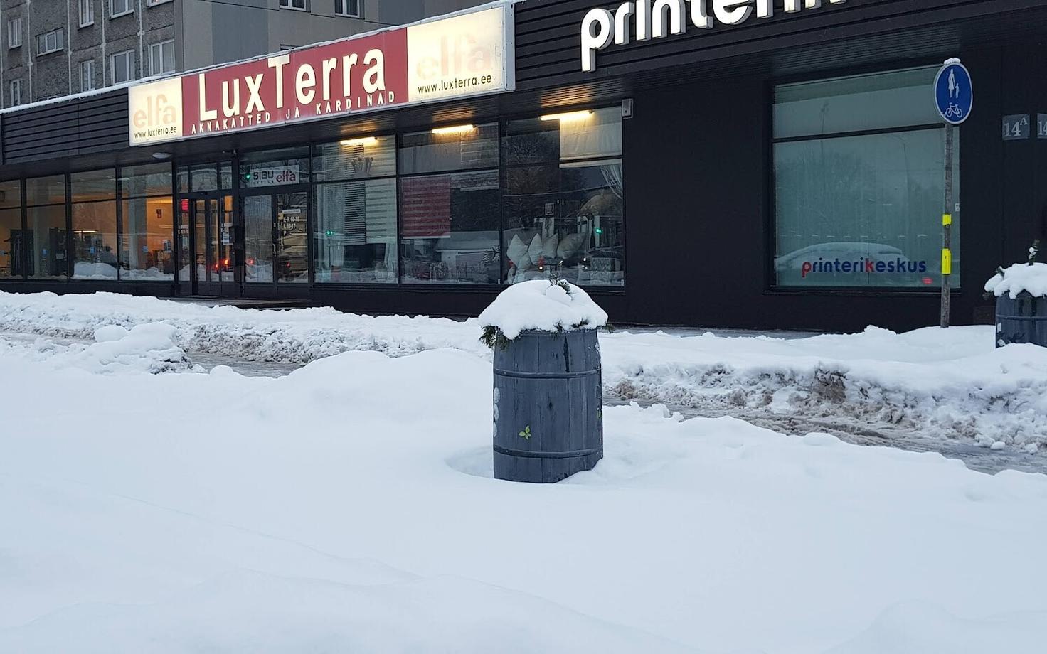 Kui aastaid võis autoga invatarvikute kaupluse ette parkida, siis suvel tõkestas linn selle füüsiliselt.