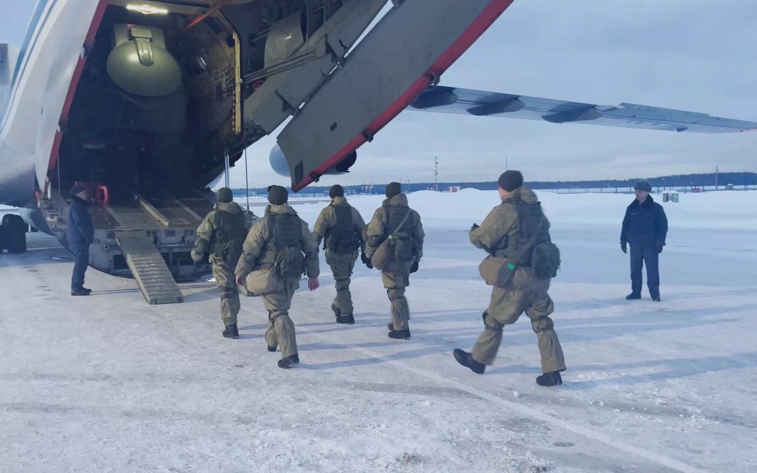 Neljapäeval Kasahstani saabunud Vene dessantväelased.